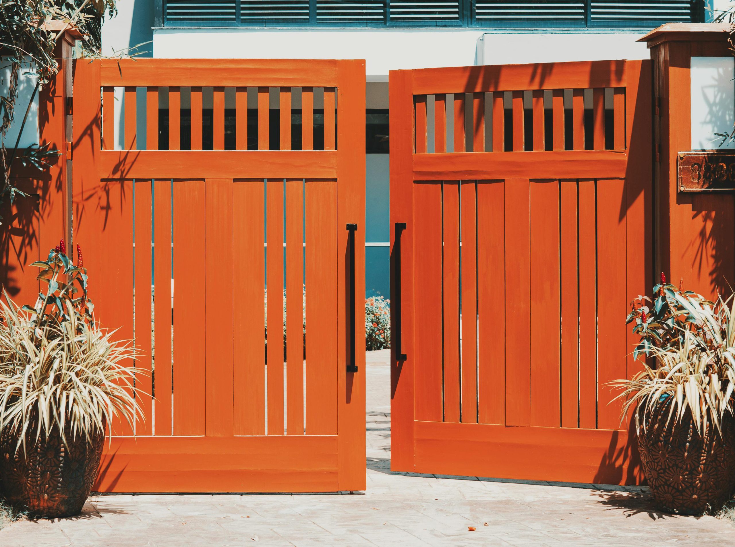 Gros plan portail automatique motorisation