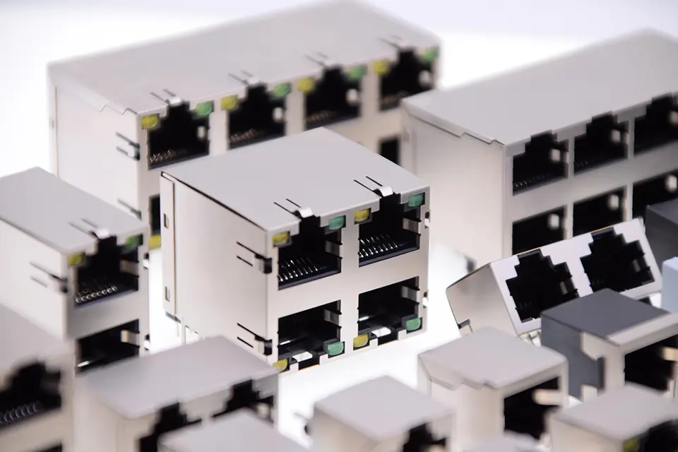 Plusieurs prises RJ45 pour la connectique en réseau.